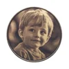 Personalisierte Messingmünze mit Fotogravur – Kinderportrait auf der Vorderseite