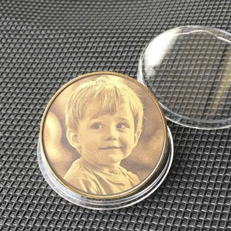 Fotomünze aus Messing mit Kindermotiv in transparenter Kapsel – Nahaufnahme