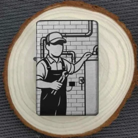 Klempner-Motiv Feuerzeug auf Holzscheibe zur Präsentation fotografiert