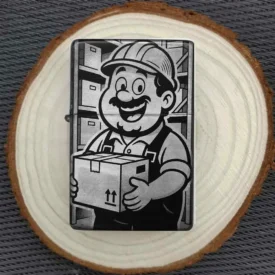 Lagerist Comic Feuerzeug mit Paket – dekorativ auf Holzscheibe inszeniert