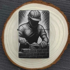 Handwerker Feuerzeug mit Maurer und Ziegelwand – Lasergravur Design