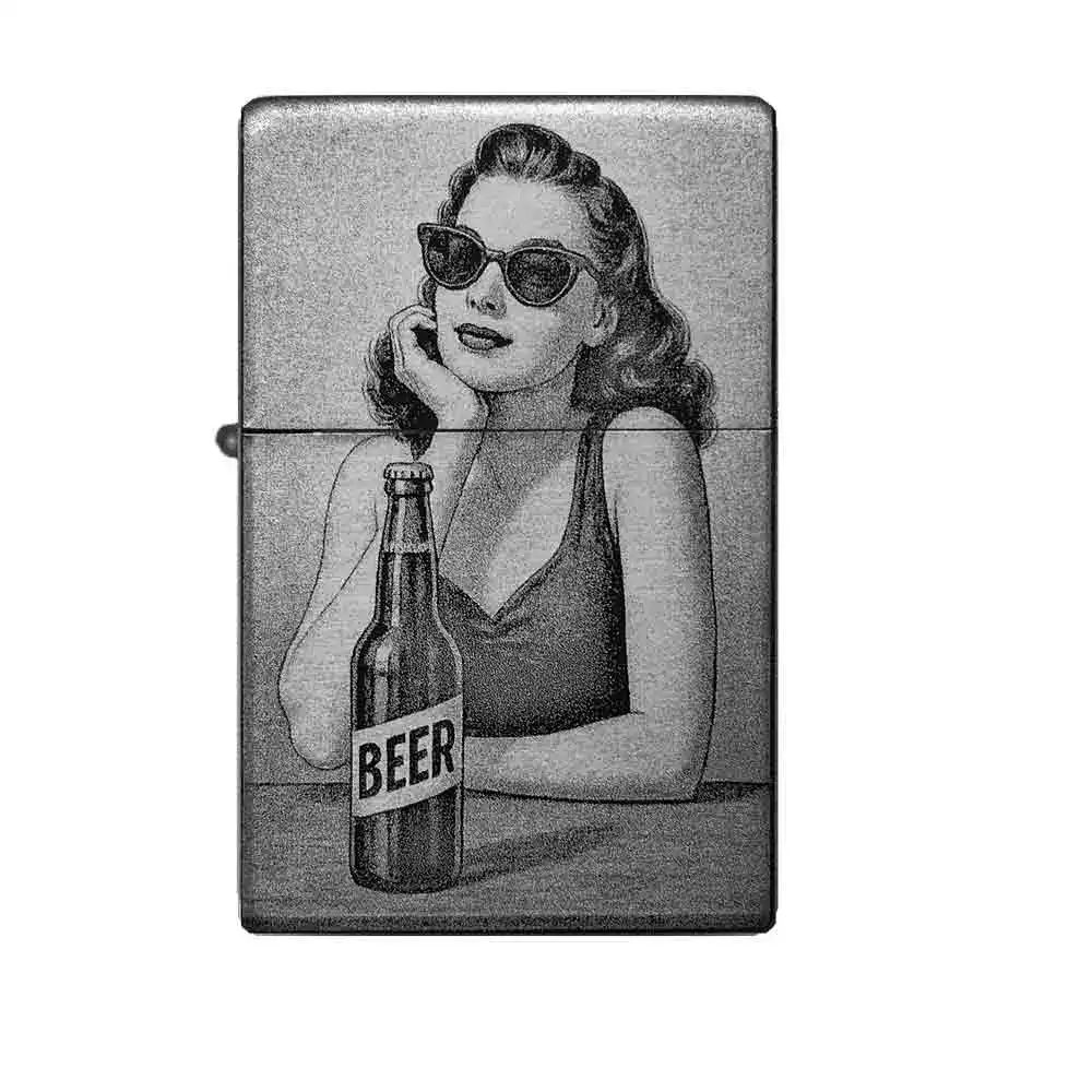 Feuerzeug mit Retro-Frau und Bierflasche – Vintage Gravur im Lifestyle-Design