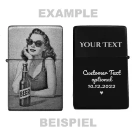 Beispiel Gravur auf Rückseite – personalisierbares Feuerzeug mit Retro-Dame und Bier