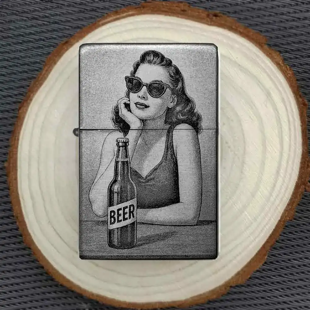 Vintage Feuerzeug mit Frau und Bier graviert – auf Holzscheibe für Produktfotos dekoriert