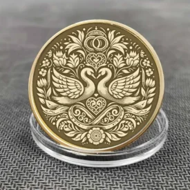 Hochzeitsmünze mit graviertem Schwanenpaar – Symbol für Liebe und Treue