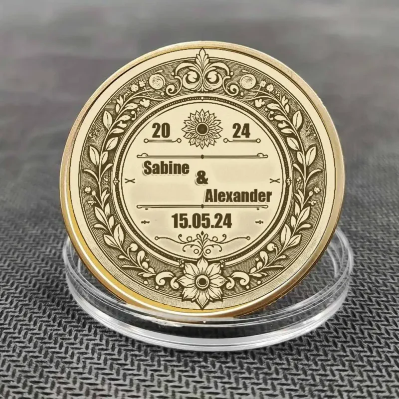 Vorderseite der Hochzeitsmünze mit floralem Gravurrahmen, Namen und Datum
