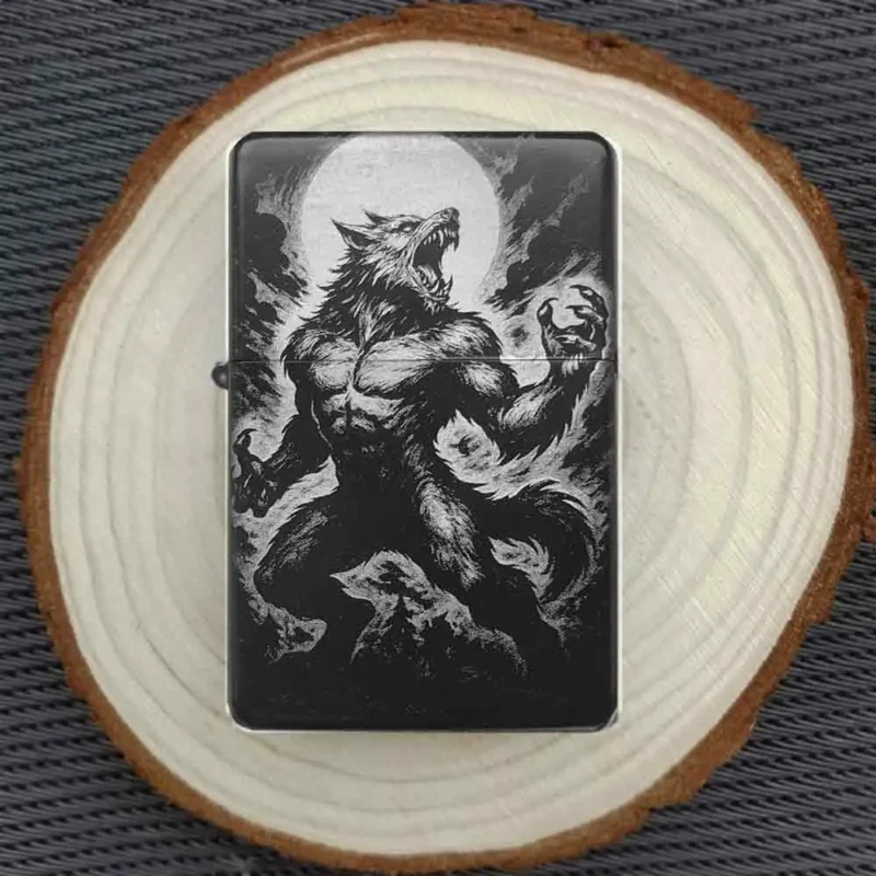 Werwolf Feuerzeug mit Vollmond Gravur auf schwarzem Metall - präsentiert auf Holzscheibe