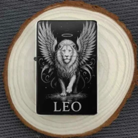angel leo feuerzeug auf holzscheibe