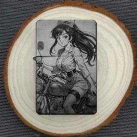 Vintage Manga Gravur Feuerzeug auf Holzscheibe präsentiert