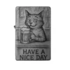 Frontansicht des mattschwarzen Benzinfeuerzeugs mit einer humorvollen Gravur einer Katze, die Bier trinkt und dem Schriftzug "Have a Nice Day".