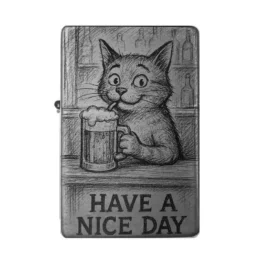 Frontansicht des mattschwarzen Benzinfeuerzeugs mit einer humorvollen Gravur einer Katze, die Bier trinkt und dem Schriftzug "Have a Nice Day".