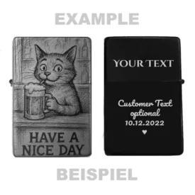 Zeigt die Vorder- und Rückseite des personalisierbaren Feuerzeugs mit Katze-Bier-Motiv und einem Beispiel für eine Wunschgravur.