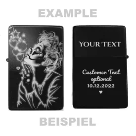 Zeigt die Vorder- und Rückseite des personalisierbaren Feuerzeugs mit Clown-Motiv und einem Beispiel für eine Wunschgravur.