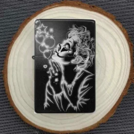Personalisiertes Feuerzeug mit verträumtem Clown-Motiv und schwebenden Herzen/Sternen, stimmungsvoll auf einer Holzscheibe arrangiert.