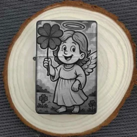 Personalisierbares Comic-Engel Feuerzeug auf Holzplatte inszeniert