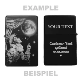Zeigt die Vorder- und Rückseite des personalisierbaren Feuerzeugs mit Harlekin-Motiv und einem Beispiel für eine Wunschgravur.