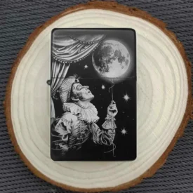 Personalisiertes Feuerzeug mit verträumtem Harlekin und Mond-Motiv, stimmungsvoll auf einer Holzscheibe arrangiert.