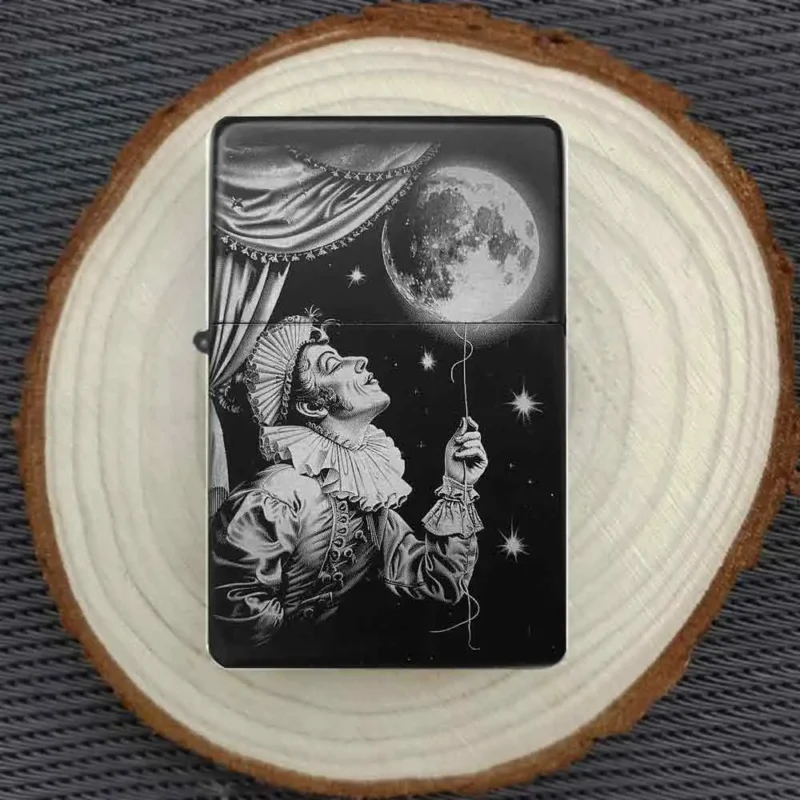 Personalisiertes Feuerzeug mit verträumtem Harlekin und Mond-Motiv, stimmungsvoll auf einer Holzscheibe arrangiert.