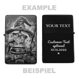 Zeigt die Vorder- und Rückseite des personalisierbaren Feuerzeugs mit einer lächelnden, alten Hexe am Kessel und einem Beispiel für eine Wunschgravur.