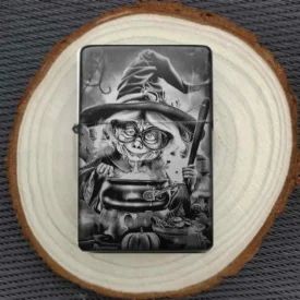 Personalisiertes Feuerzeug mit humorvoller Hexe und Zauberkessel-Motiv, stimmungsvoll auf einer Holzscheibe arrangiert.