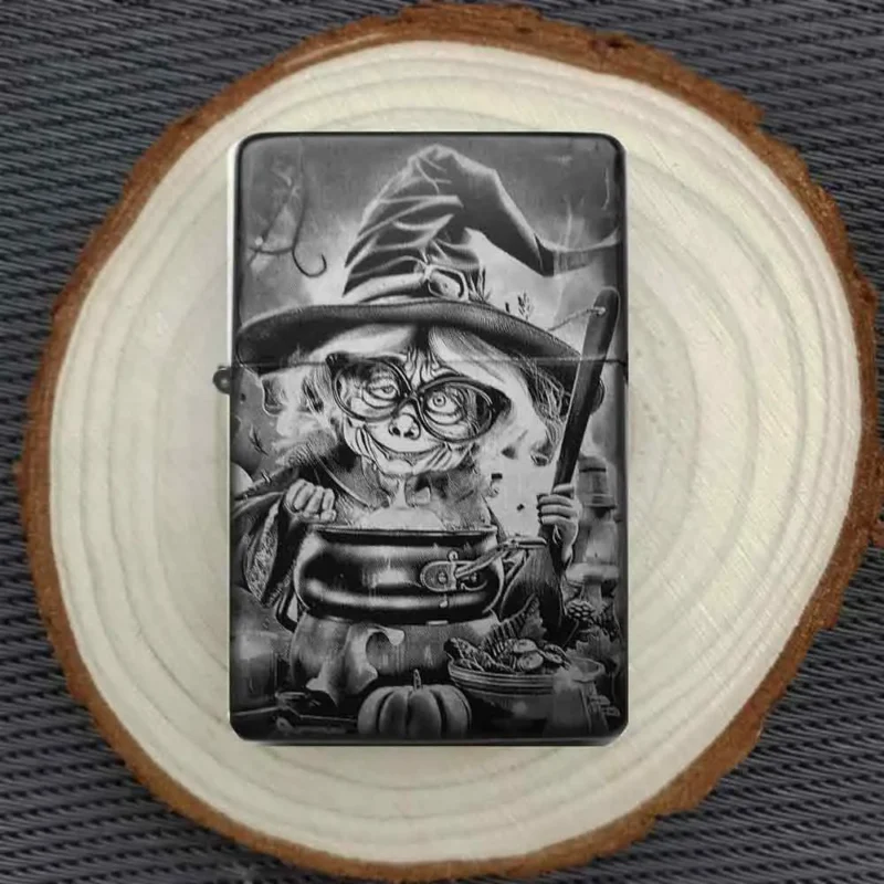 Personalisiertes Feuerzeug mit humorvoller Hexe und Zauberkessel-Motiv, stimmungsvoll auf einer Holzscheibe arrangiert.