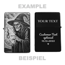 Zeigt die Vorder- und Rückseite des personalisierbaren Feuerzeugs mit einer gruseligen Hexe, die einen Zauber wirkt, und einem Beispiel für eine Wunschgravur.