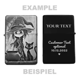 Zeigt die Vorder- und Rückseite des personalisierbaren Feuerzeugs mit Hexe-Motiv und einem Beispiel für eine Wunschgravur.
