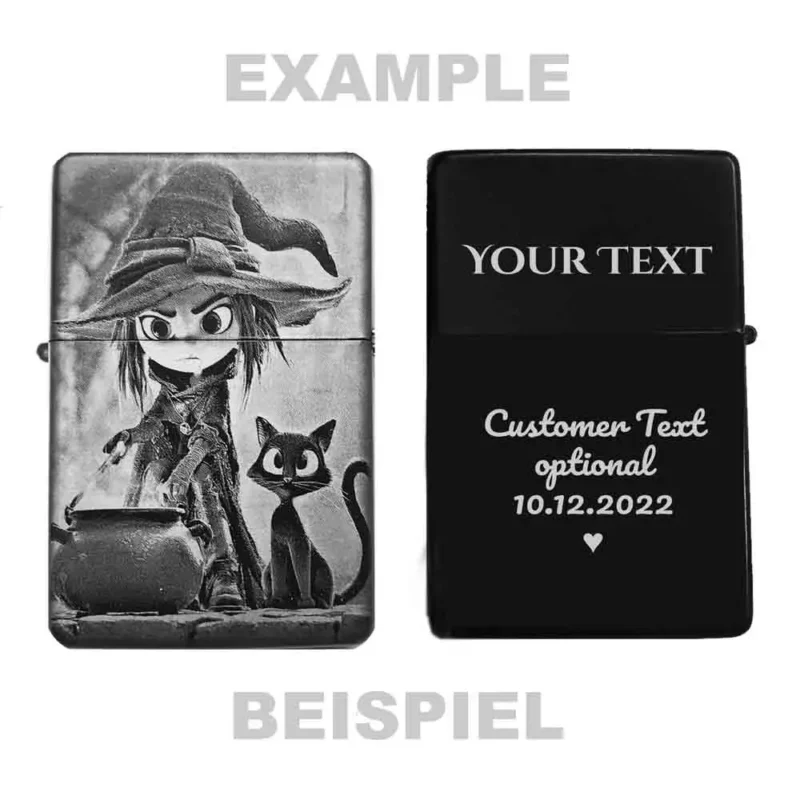 Zeigt die Vorder- und Rückseite des personalisierbaren Feuerzeugs mit Hexe-Motiv und einem Beispiel für eine Wunschgravur.