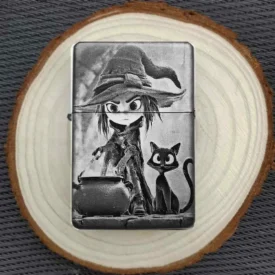 Personalisiertes Feuerzeug mit Hexe, Zauberkessel und Katze-Motiv, stimmungsvoll auf einer Holzscheibe arrangiert.