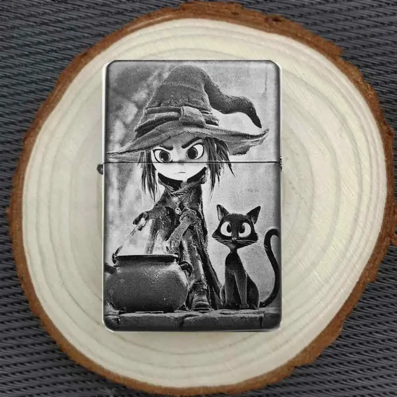 Personalisiertes Feuerzeug mit Hexe, Zauberkessel und Katze-Motiv, stimmungsvoll auf einer Holzscheibe arrangiert.