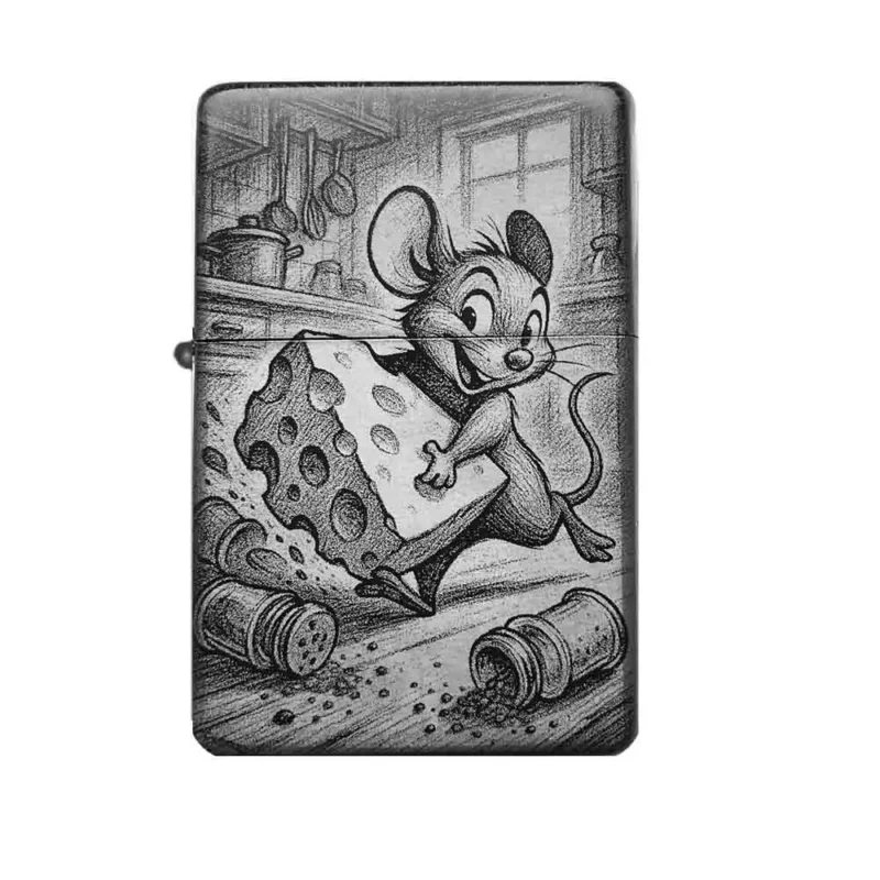 Frontansicht des mattschwarzen Benzinfeuerzeugs mit einer humorvollen Gravur einer Comic-Maus, die ein großes Stück Käse davonträgt.