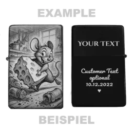 Zeigt die Vorder- und Rückseite des personalisierbaren Feuerzeugs mit Käse-Maus-Motiv und einem Beispiel für eine Wunschgravur.
