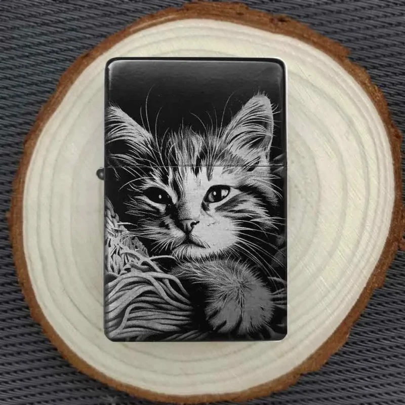 Zeigt die Vorder- und Rückseite des personalisierbaren Feuerzeugs mit Katzenmotiv und einem Beispiel für eine Wunschgravur.