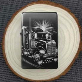 Personalisiertes LKW-Feuerzeug im Comic-Stil, graviert mit detailreichem Truck-Motiv, präsentiert auf einer Holzscheibe.