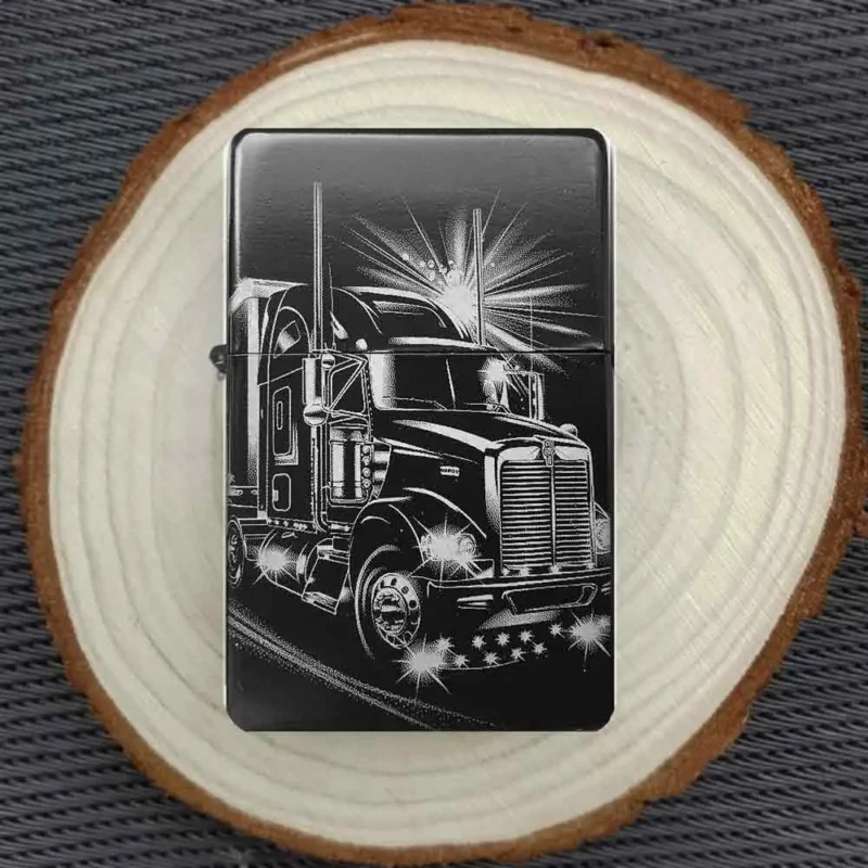 Personalisiertes LKW-Feuerzeug im Comic-Stil, graviert mit detailreichem Truck-Motiv, präsentiert auf einer Holzscheibe.