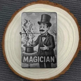 Personalisiertes Feuerzeug mit humorvoller Magier- und Kaninchen-Gravur, stimmungsvoll auf einer Holzscheibe arrangiert.