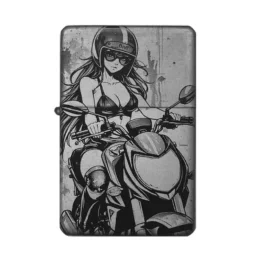 Personalisierbares Feuerzeug mit Manga Bikerin Gravur – Motorrad-Design auf schwarzem Metall