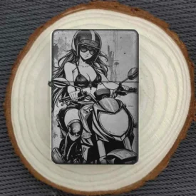 Graviertes Manga Motorrad Feuerzeug auf Holzplatte – Geschenkidee für Biker & Anime-Fans