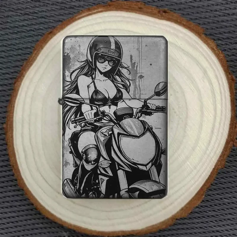Graviertes Manga Motorrad Feuerzeug auf Holzplatte – Geschenkidee für Biker & Anime-Fans