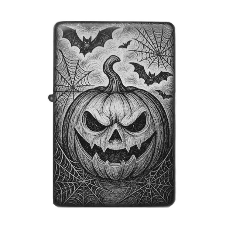 Frontansicht des mattschwarzen Benzinfeuerzeugs mit einer detailreichen Gravur eines gruseligen Halloween-Kürbisses, umgeben von Fledermäusen und Spinnennetzen.