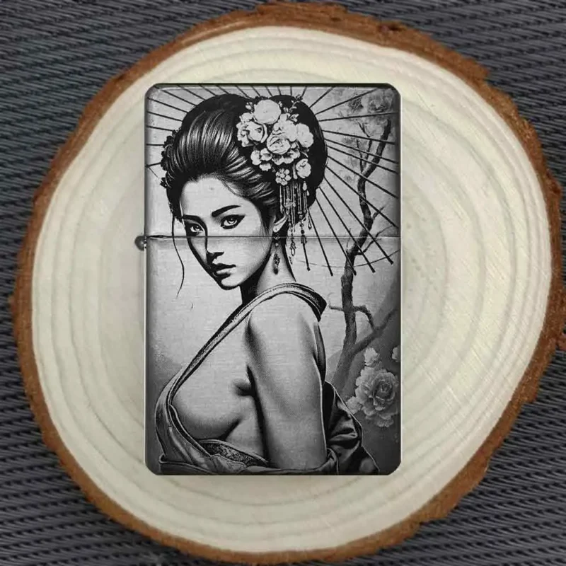 Personalisiertes Geisha Feuerzeug auf Holzplatte mit Kirschblüten-Deko