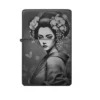 Geisha Feuerzeug mit Kirschblüten Gravur – personalisierbar mit Rückseitentext