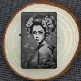 Geisha Feuerzeug mit Gravur auf Holzscheibe dekorativ präsentiert – Geschenkidee Japan-Stil