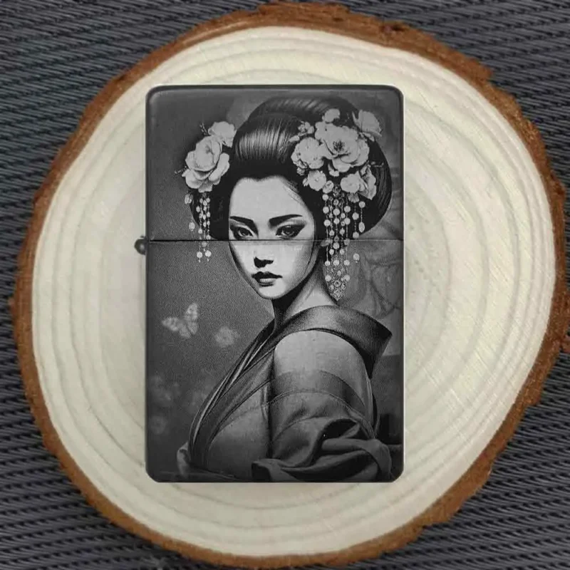Geisha Feuerzeug mit Gravur auf Holzscheibe dekorativ präsentiert – Geschenkidee Japan-Stil