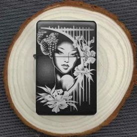 Geisha Feuerzeug auf Holzscheibe dekorativ fotografiert – Geschenkidee mit asiatischem Flair