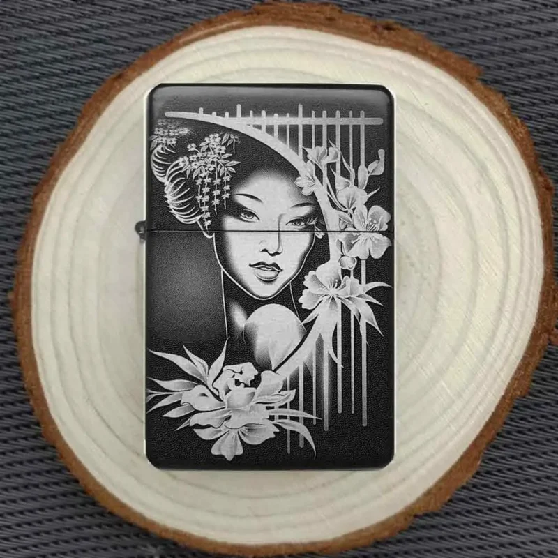 Geisha Feuerzeug auf Holzscheibe dekorativ fotografiert – Geschenkidee mit asiatischem Flair