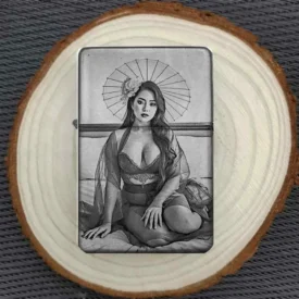Personalisiertes Feuerzeug mit kunstvoller Geisha-Gravur, stimmungsvoll auf einer Baumscheibe arrangiert.