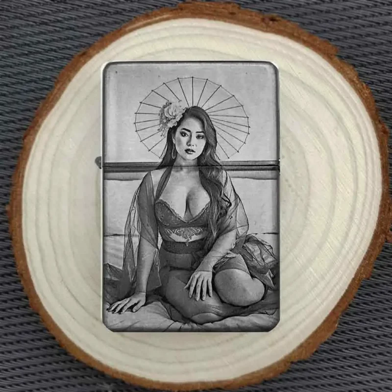 Personalisiertes Feuerzeug mit kunstvoller Geisha-Gravur, stimmungsvoll auf einer Baumscheibe arrangiert.