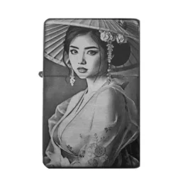 Frontansicht des mattschwarzen Benzinfeuerzeugs mit einer detailreichen Gravur einer Geisha mit Kopfbedeckung.