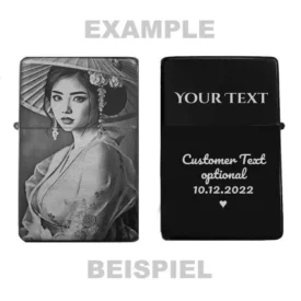 Zeigt die Vorder- und Rückseite des personalisierbaren Feuerzeugs mit Geisha-Motiv (Hut) und einem Beispiel für eine Wunschgravur.